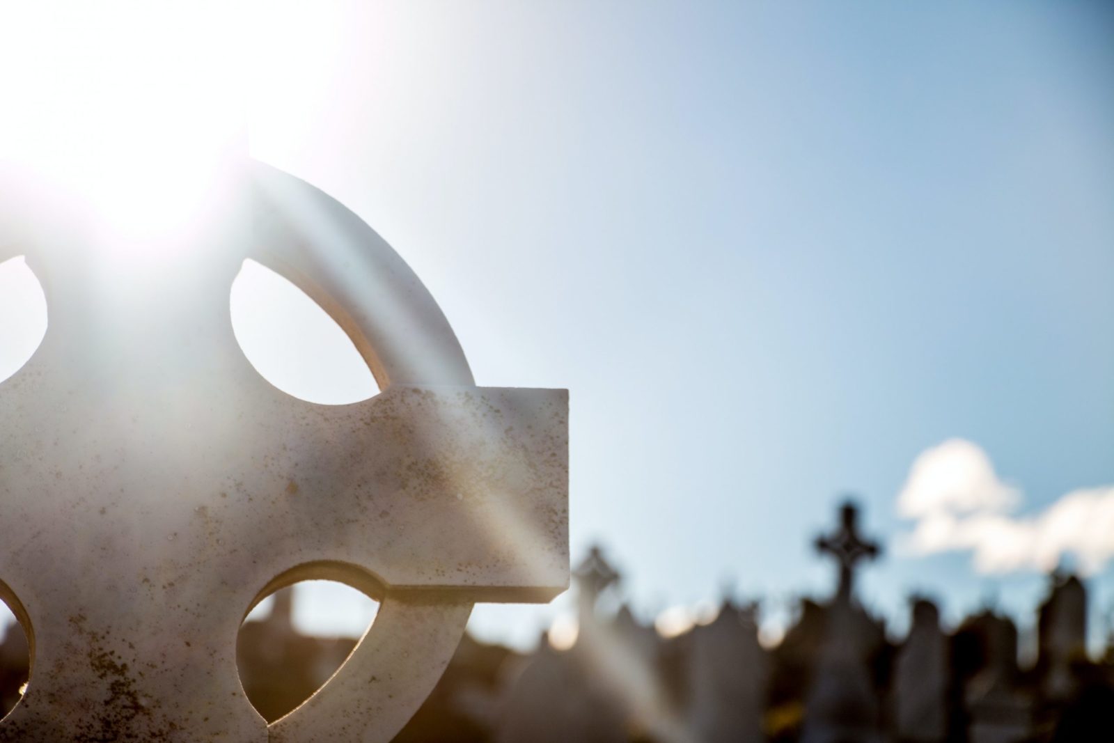 Friedhofsgrafbstein mit Sonneneinstrahlungseffekt